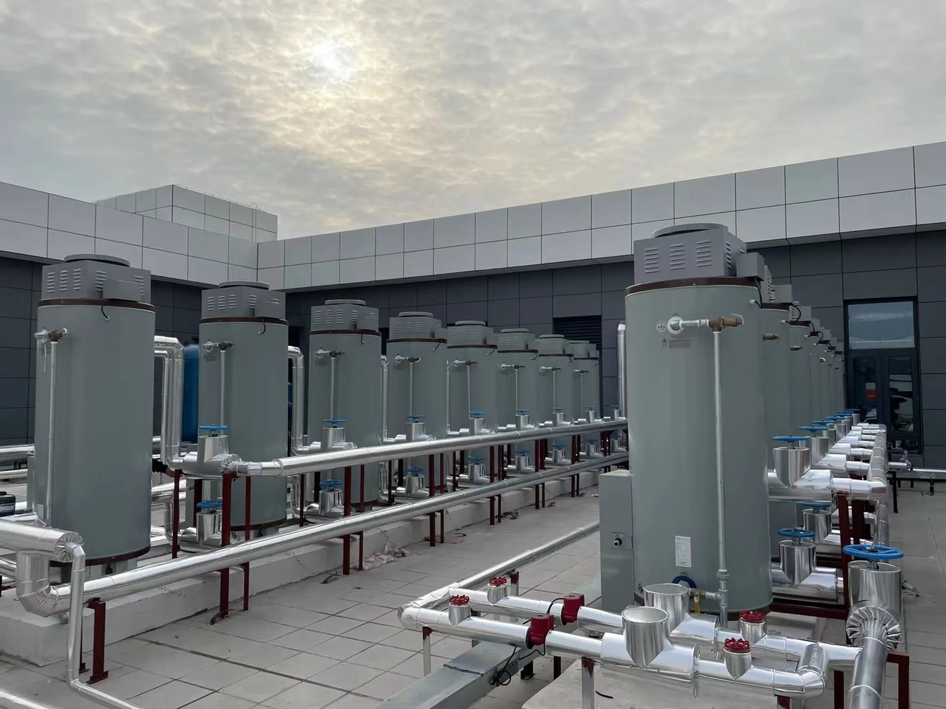 Termos a gas comerciales OTTMEL instalados en la azotea de una escuela