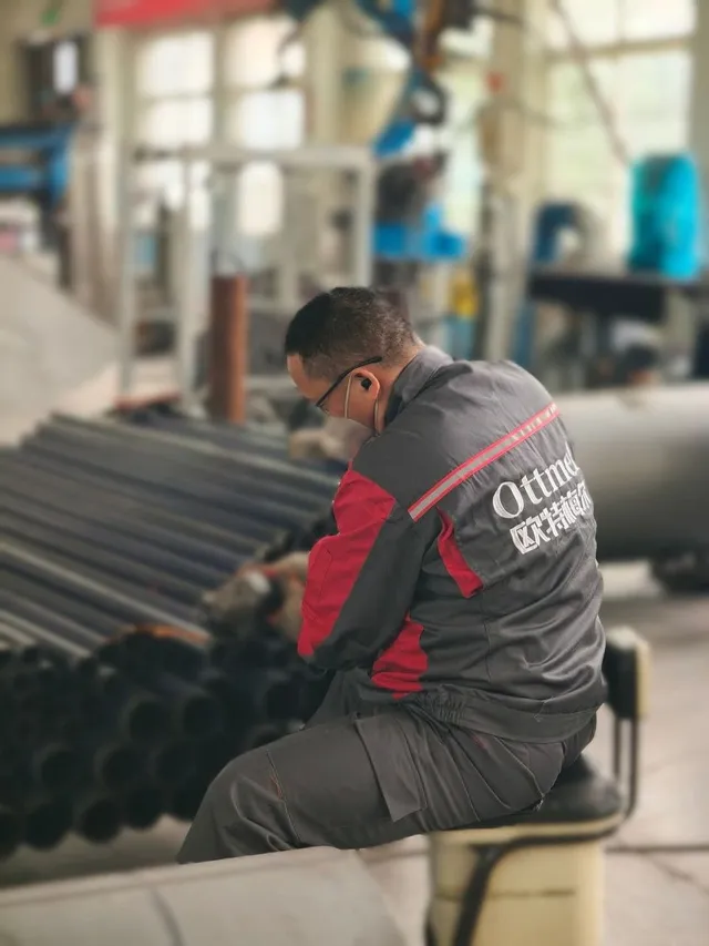 Técnico de OTTMEL trabajando en tubos del intercambiador de calor