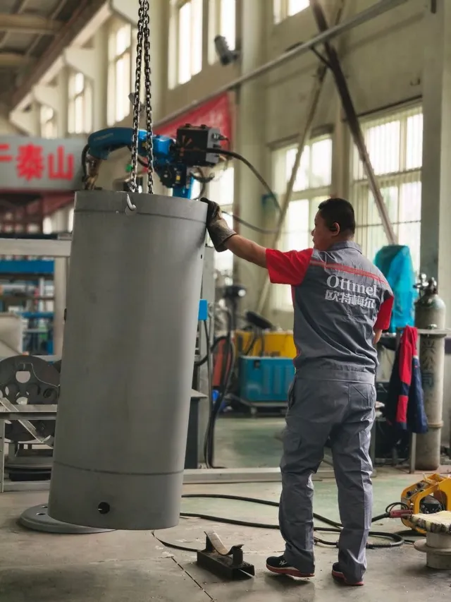 Soldadura robotizada de un tanque en la fábrica OTTMEL